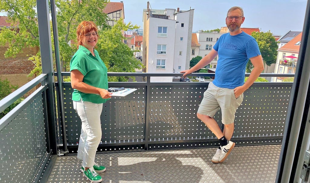 Die Freude steht Grit Zippel und Martin Baumgart von der WBG Zeitz ins Gesicht geschrieben: Der Kaufhausumbau ist fertig.