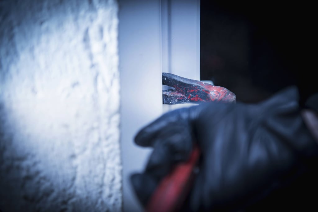 Hat der Angeklagte die Tür zur Wohnung aufgebrochen und die Frau angegriffen? Und was ist mit dem Verstoß gegen das Waffengesetz?
