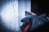 Hat der Angeklagte die Tür zur Wohnung aufgebrochen und die Frau angegriffen? Und was ist mit dem Verstoß gegen das Waffengesetz?