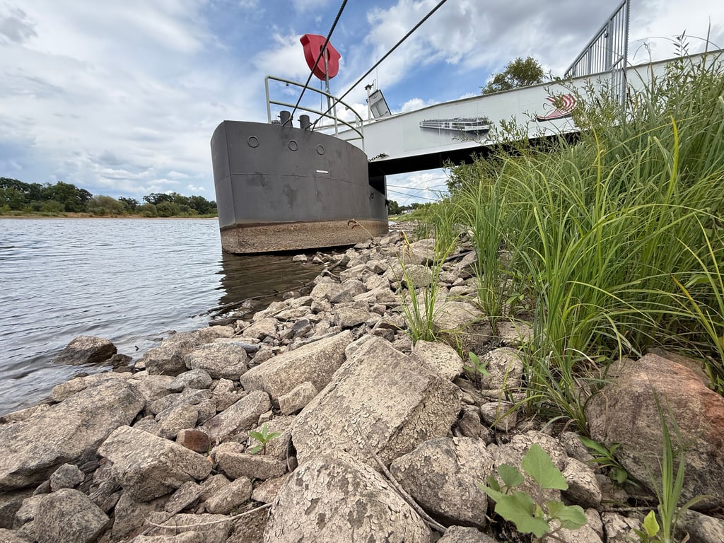 Wenig Wasser: Schiffsanleger der Elbe am Kornhaus in Dessau, im Juli