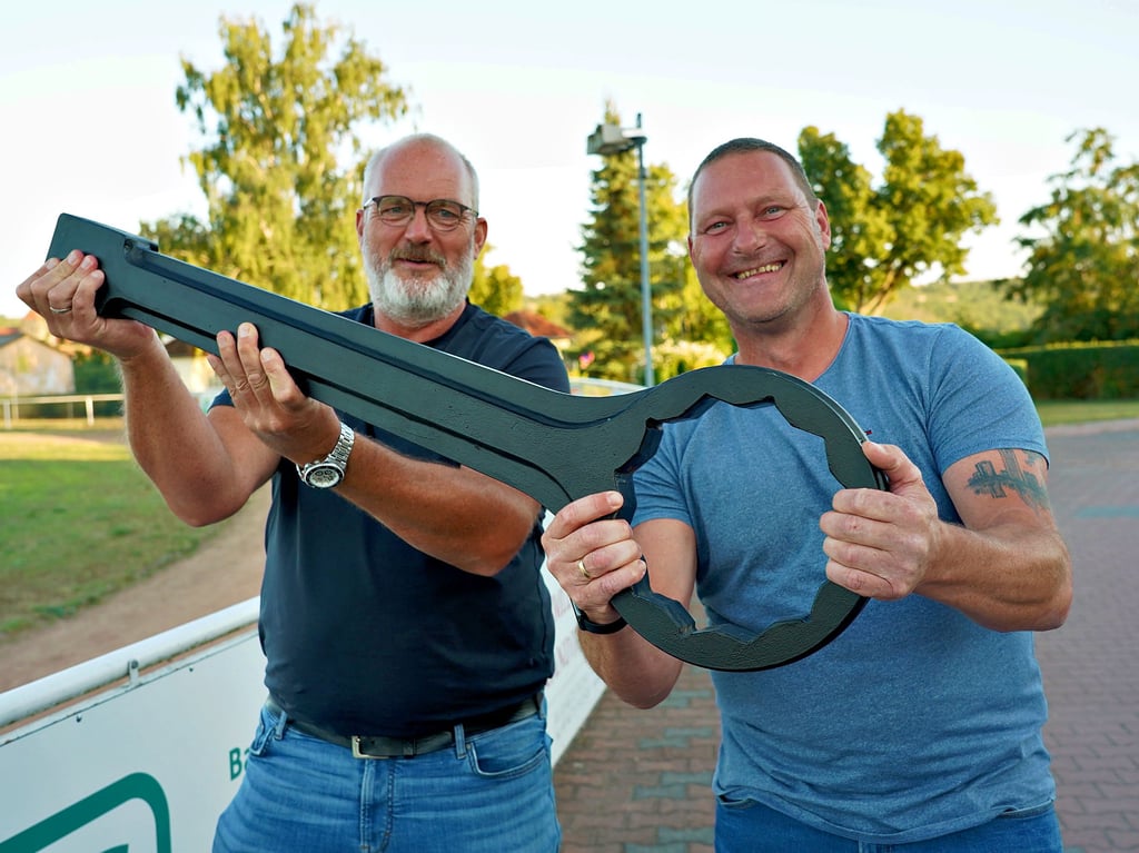 Die beiden Geschäftsführer Steffen Fuchs (l.) und Jens Kovatsch mit einem überdimensional großen Montageschlüssel – ein eigens angefertigtes Geschenk, das der gelernte Konstruktionsmechaniker Kovatsch seinem ganze vier Tage jüngeren Sandkastenfreund Fuchs zu dessen 50. Geburtstag überreichte.