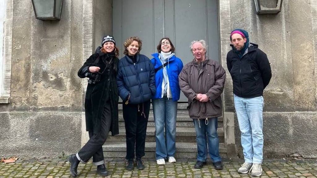 Das „Kino DeCentral“-Team mit Veronika Herm, Katharina Bowinkelmann und Elisabeth Hildebrandt traf sich im Februar mit Manfred Gießler vom Heimatverein Teuchern und Kulturmanager Lion Hartmann (v.l.n.r.) in Teuchern.