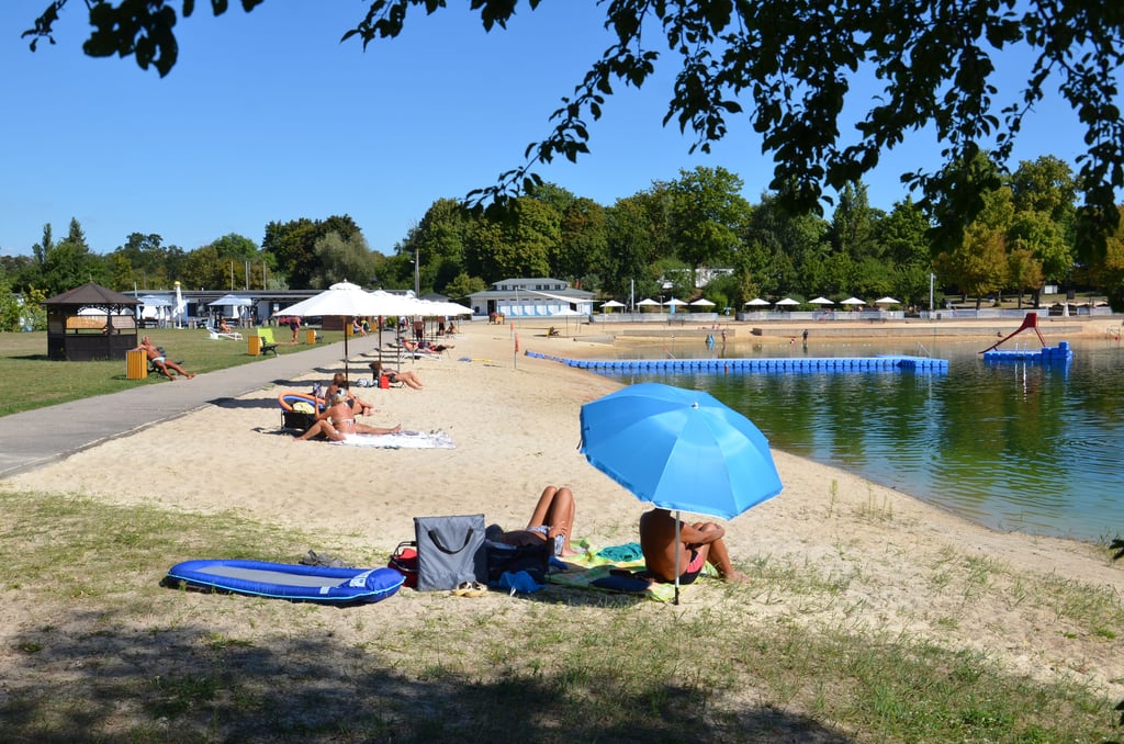 Das West-Ufer des Strandsolbads in Staßfurt soll für knapp 250.000 Euro eine Sanierung erfahren. Der Weg wird dazu etwas Richtung Liegewiese verlegt.