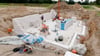 Vorausschauend planen: Bauherren sollten in der Baubeschreibung darauf achten, wie die Abwasserleitungen verlaufen sollen - damit die Bodenplatte später bei möglichen Reparaturen nicht wieder aufgerissen werden muss.