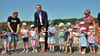 Oberbürgermeister Bastian Sieler (Mitte) schneidet im Stendaler Ortsteil Uenglingen  gemeinsam mit Kindern der Kita Spatzennest das Band an der Straße Ackerwinkel durch und eröffnet somit feierlich das neue Wohngebiet. 