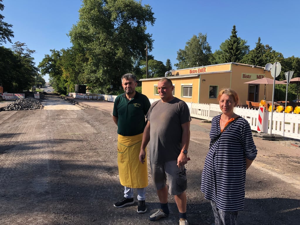 An der Kreuzung auf der B91 in Deuben sind die Bauarbeiten früher als geplant gestartet. Direkt in dem Bereich betreibt Abuzer Dag (l.) den Döner-Imbiss Emek. Er und die Anwohner Denny und Nancy Gräfe (r.) sind von der Sperrung stark betroffen.