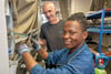 Omar Diallo kommt aus Sierra Leone und hat eine Ausbildung als Kfz Karraoseriebauer begonnen, Werkstattleiter Heiko Dörner schaut ihm zu.
