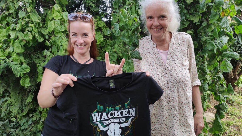 Um 35 Jahre haben sie sich zum gemeinsamen Feiern beim Wacken Open Air verpasst: Während Susann Freise (links) 2025 das Heavy-Metal-Festival besuchte, war Claudia Kemmerling bei der Geburtsstunde 1990 dabei.