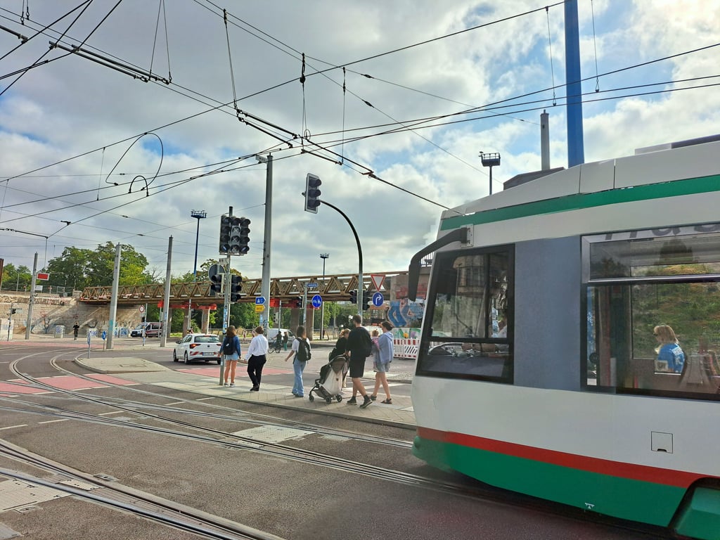 Jetzt steht ein Termin, ab wann die Straßenbahnen der Magdeburger Verkehrsbetriebe (MVB) wieder über den Damaschkeplatz fahren sollen.