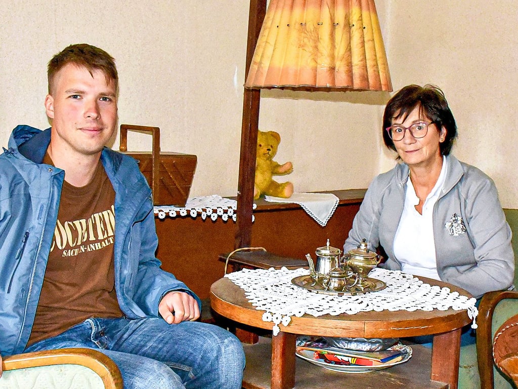 Der Vereinsvorsitzende Benjamin Hoche und Kassiererin Ute Behrens in der Heimatstube in Cochstedt.