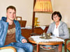 Der Vereinsvorsitzende Benjamin Hoche und Kassiererin Ute Behrens in der Heimatstube in Cochstedt.