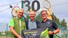 Aus Anlass des runden Jahrestages gibt es auch eine extra Kulisse für Erinnerungsfotos. Michael Fischer, Axel Schmidt (Mitte) und Benno Loff (links) zeigen sich hier mit einer Tasche voller Überraschungen, die vom Landesverband aus Anlass des Jahrestages geschenkt wurde. 