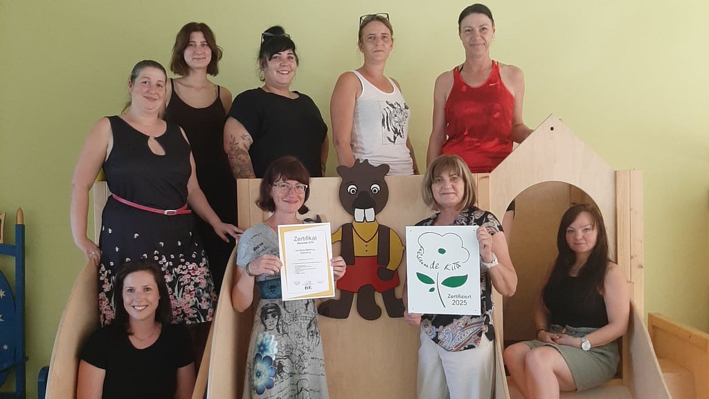 Gemeinsam mit ihrem Team konnten Kita-Leiterin Corinna Hiller (Mitte links) und ihre Stellvertreterin Andrea Merterns (Mitte rechts) das begehrte Siegel "Gesunde Kita" entgegennehmen.