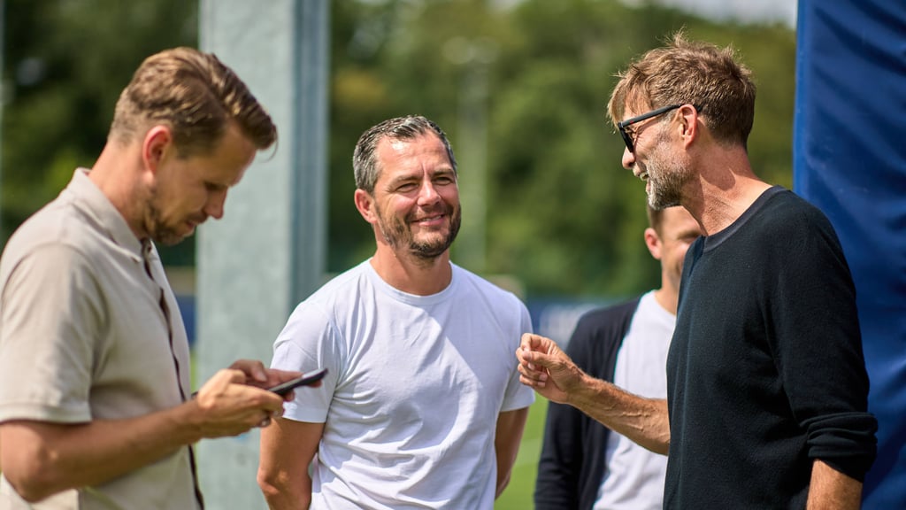 Marcel Schäfer (Mitte) mit seiner Chefberater Jürgen Klopp (rechts) und seiner rechten Hand, Sebastian Schuppan (links).