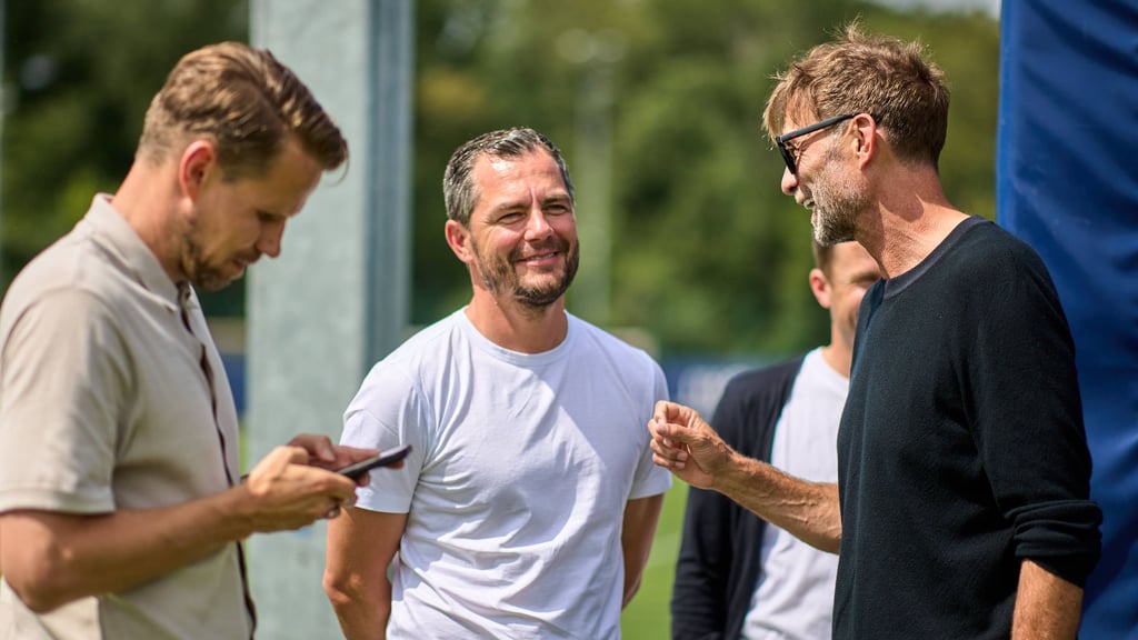 Marcel Schäfer (Mitte) mit seiner Chefberater Jürgen Klopp (rechts) und seiner rechten Hand, Sebastian Schuppan (links).