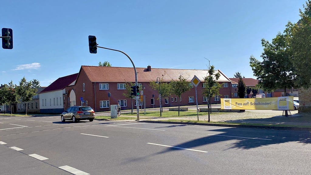 Die Kreuzung der B1 in Gerwisch. Immer wieder überfahren Verkehrsteilnehmer die Rote Ampel und gefährden dadurch Schulkinder und anderen Passanten. Die Ampel selbst wird erst aktiv, wenn Fußgänger diese betätigen.