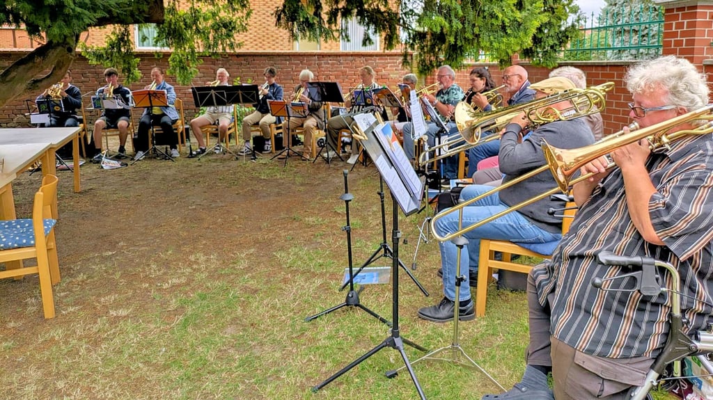 Der Posaunenchor Burg-Parchen unter der Leitung von Jürgen Schrader spielte mit seinen 14 Mitgliedern im Gottesdienst in Güsen.