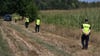 Polnische Polizei sichert das Gebiet eines Maisfeldes in Osiny im Osten des Landes, in das eine Drohne gestürzt ist.