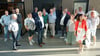 Bernhard Stork (Mitte) erklärt Unternehmern und Kommunalpolitikern seine Firma.