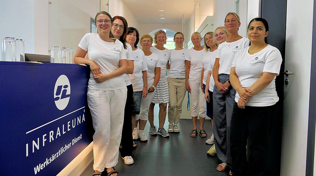 Josephine Reeg (5. v. l.) und ihr Team in den umgebauten Räumen.