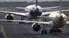 Lufthansa und Condor konkurrieren am Frankfurter Flughafen.