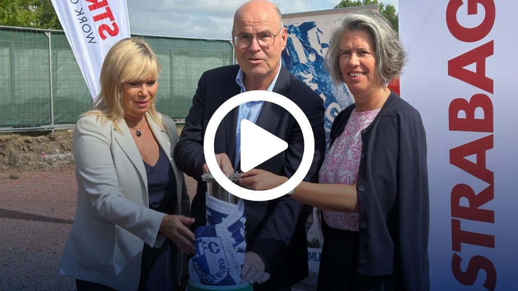 Zeitkapsel statt Spatenstich für das neue FCM-Funktionsgebäude: Magdeburgs Oberbürgermeisterin Simone Borris (l.), FCM-Präsident Jörg Biastoch und Innenministerin Tamara Zieschang ließen das Rohr, in dem unter anderem die aktuelle Volksstimme steckt, sinken.