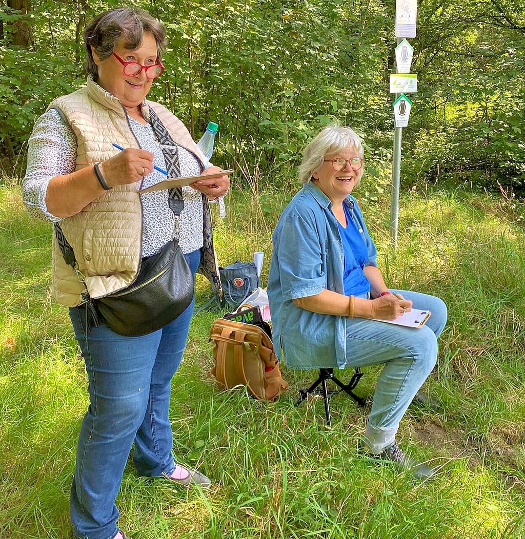 Marianne Berlinecke (rechts) und Anita Meyer nahmen an der Illustrationswanderung in Böckwitz teil.