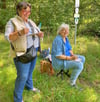Marianne Berlinecke (rechts) und Anita Meyer nahmen an der Illustrationswanderung in Böckwitz teil. 