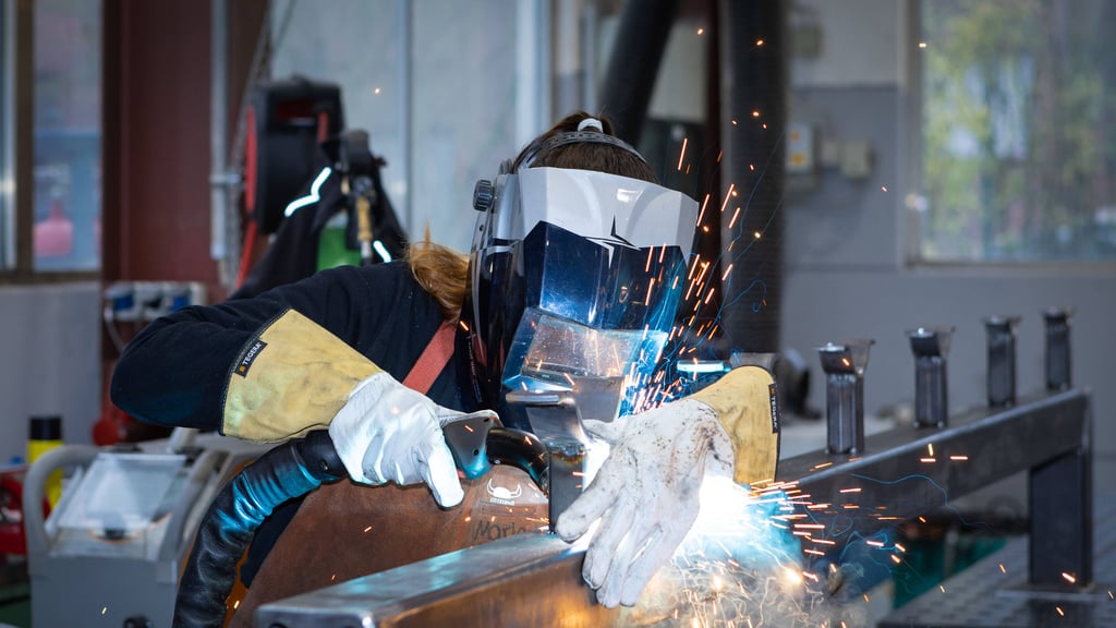 Fachkräfte in technischen Berufen sind auf dem Arbeitsmarkt in Sachsen-Anhalt gefragt. Menschen die arbeitslos werden, finden meist schnell wieder einen neuen Job.