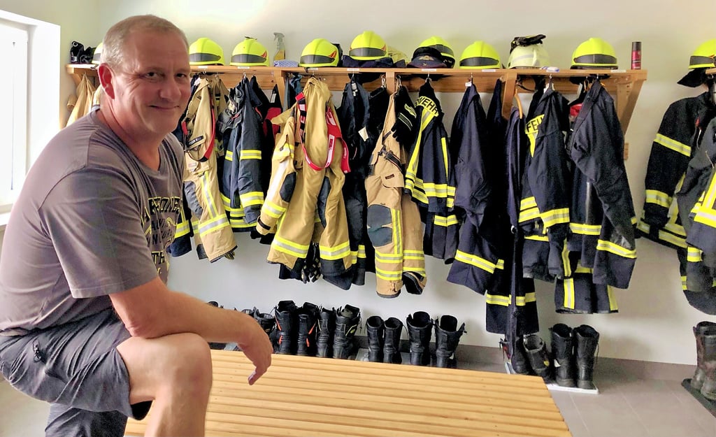 Tobias Grüner, Chef der Freiwilligen Feuerwehr Meineweh, freut sich über die neugeschaffenen Umkleiden und Duschen.