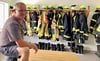 Tobias Grüner, Chef der Freiwilligen Feuerwehr Meineweh, freut sich über die neugeschaffenen Umkleiden und Duschen.