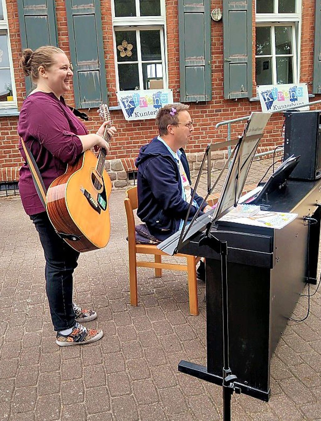 Der Auftritt der Musikschule Brien und der „Kirche Kunterbunt“.