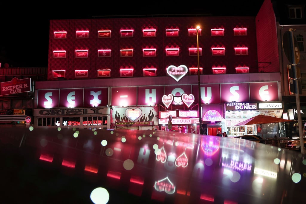 Die Reeperbahn bei Nacht zu erkunden, gehört für viele zu einem Hamburg-Besuch dazu.