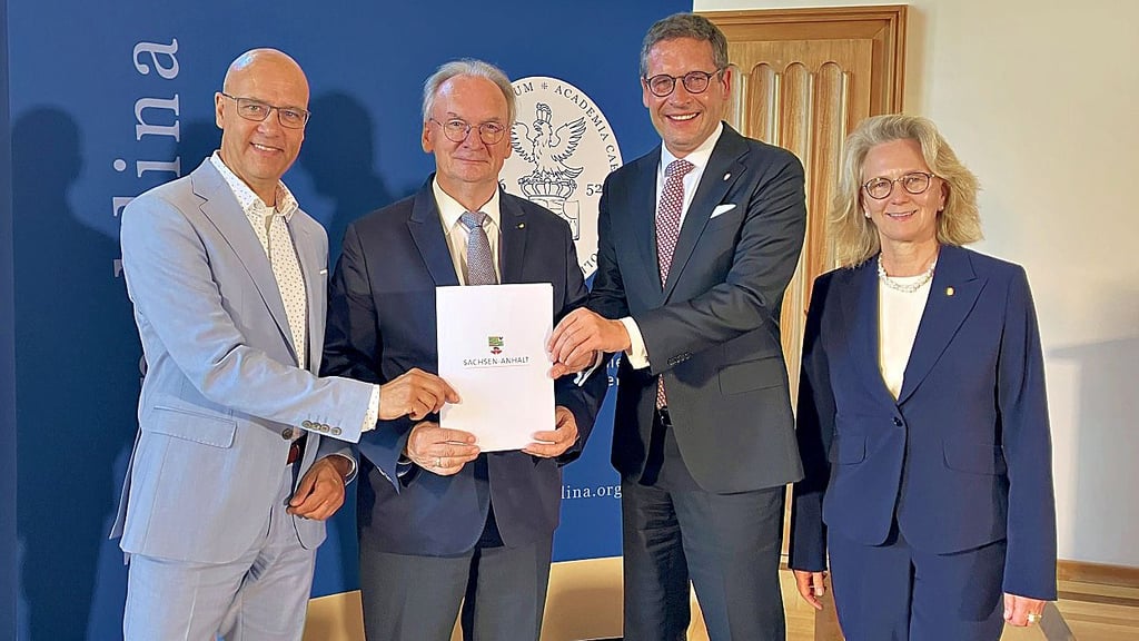 TGZ-Chef Ulf-Marten Schmieder, Ministerpräsident Reiner Haseloff, OB Alexander Vogt und Leopoldina-Präsidentin Bettina Rockenbach (v.l.)