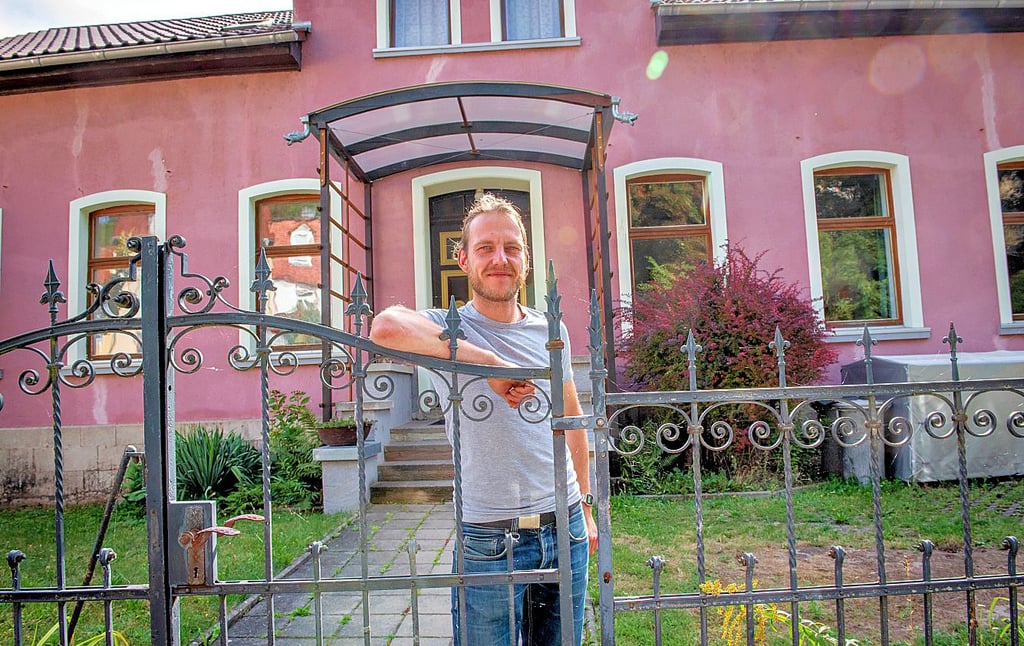 Zurückgekehrt: Tino Schmalz vor dem Haus Lindenstraße 17, wo er bei seinen Großeltern die Sommerferien verbrachte.