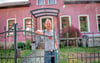 Zurückgekehrt: Tino Schmalz vor dem Haus Lindenstraße 17, wo er bei seinen Großeltern die Sommerferien verbrachte.