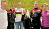 Melanie Biehl (4.v.l.) mit Rad-Weltmeister Niklas Behrens (3.v.l.), den sie bei internationalen Rennen als Physiotherapeutin betreut hat.