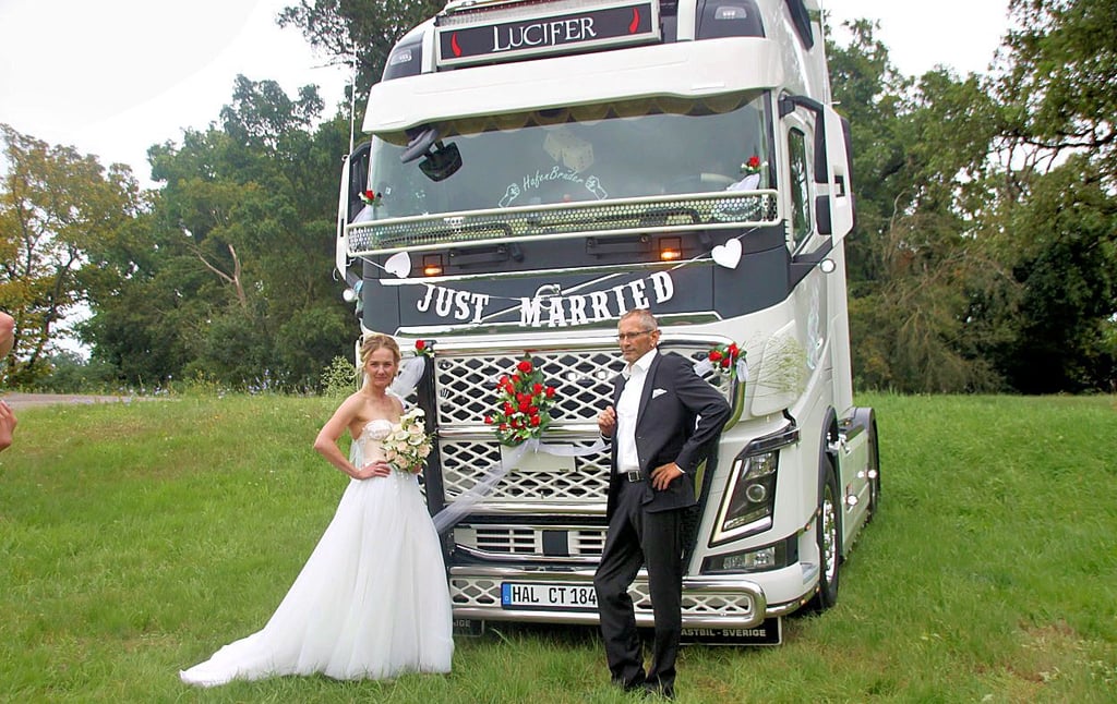 Susan und Sven Nikula gaben sich beim Truckertreffen in Aken das Ja-Wort.