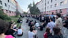 In Leipzig demonstrieren Menschen, nachdem es im Stadtteil Reudnitz zu einem Tötungsdelikt gekommen war.