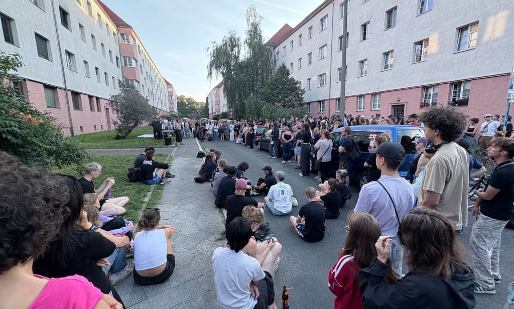 In Leipzig demonstrieren Menschen, nachdem es im Stadtteil Reudnitz zu einem Tötungsdelikt gekommen war.