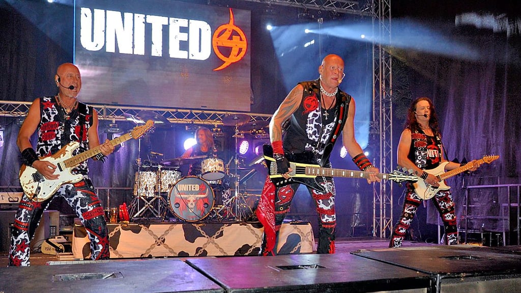 In ihrem Kuhdress rockte die friesische Band „United4“ das Freibad. Immer wieder stachelte Bassist Matte Glazze (Mitte) das Publikum zum Mitmachen an.