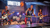 In ihrem Kuhdress rockte die friesische Band „United4“ das Freibad. Immer wieder stachelte Bassist Matte Glazze (Mitte) das Publikum zum Mitmachen an.