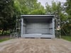 Fünf Meter hoch, sieben Meter breit, fünf Meter tief: Das sind die Maße der neuen Bühne auf dem Festplatz am Hofeteich in Farnstädt. Die Bühne und eine Tanzfläche wurden durch Sponsoren finanziert und gebaut. 