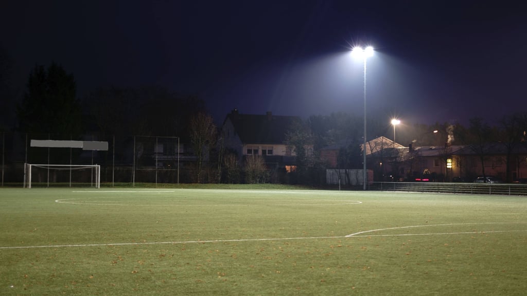 Endlich mehr Licht, wie es standardmäßig auf diesem Platz der Fall ist, erhoffen sich die Fußballer in Dahlenswarsleben, um ein sicheres Training zu gewährleisten.