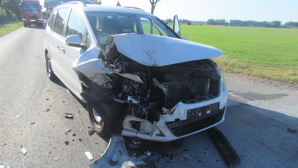 Beide Autos waren nach einem Auffahrunfall auf der B190 zwischen Salzwedel und Pretzier nicht mehr fahrbereit.