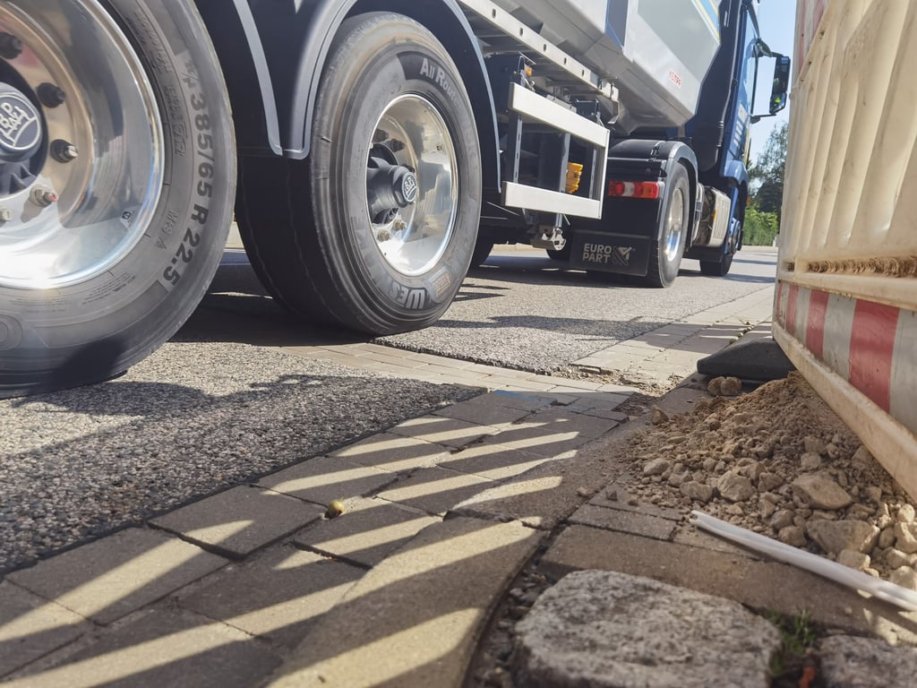 Wenn Lkw in der Westerhäuser Straße über die provisorisch verschlossenen Glasfaser-Kabelschächte donnern, wird es laut. Das nervt die Anwohner, die dort entsprechende Warnschilder und Tempobegrenzungen während der Bauarbeiten vermissen.