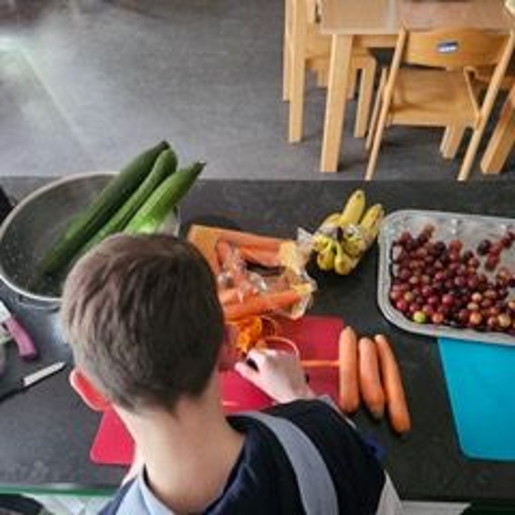 Ein Angebot in der Oase ist besonders für Familien interessant: Im Kochkurs lernen sie, was gesunde rnährung bedeutet.