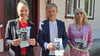 Lena Jessen, Referentin für Unternehmenskommunikation beim Diakonie-Krankenhaus Harz, Martin Montowski, Geschäftsführer des Diakonie-Krankenhauses Harz, und Isabell Albrecht, Geschäftsführerin der Wohnungsbaugesellschaft Elbingerode (von links), stellen die neuen Flyer vor.