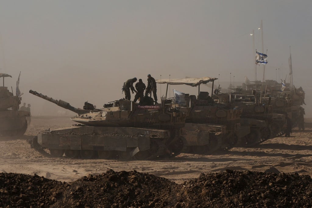 Israelische Soldaten auf dem Dach eines Panzers an der Gaza-Grenze.