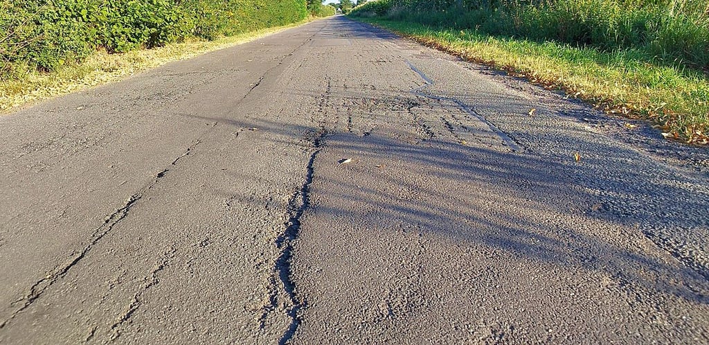 Der Straßenbelag auf dem Krangener Weg ist an vielen Stellen beschädigt und muss ständig ausgebessert werden.